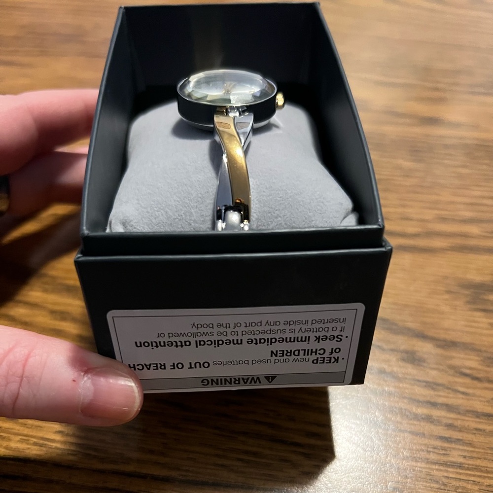 NIB Timex Gold and Silver Ladies Classic Watch ⌚️ - Picture 5 of 5